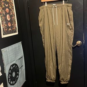 Nike Women's Sportswear Oversized Woven Joggers
Color: BROWN
Size: XL